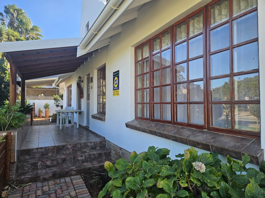 4 Bedroom Property for Sale in Wavecrest Eastern Cape